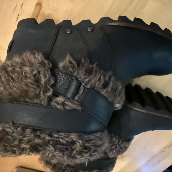 Sorel Black Wedge Ankle Boots size 7 - Picture 5 of 5